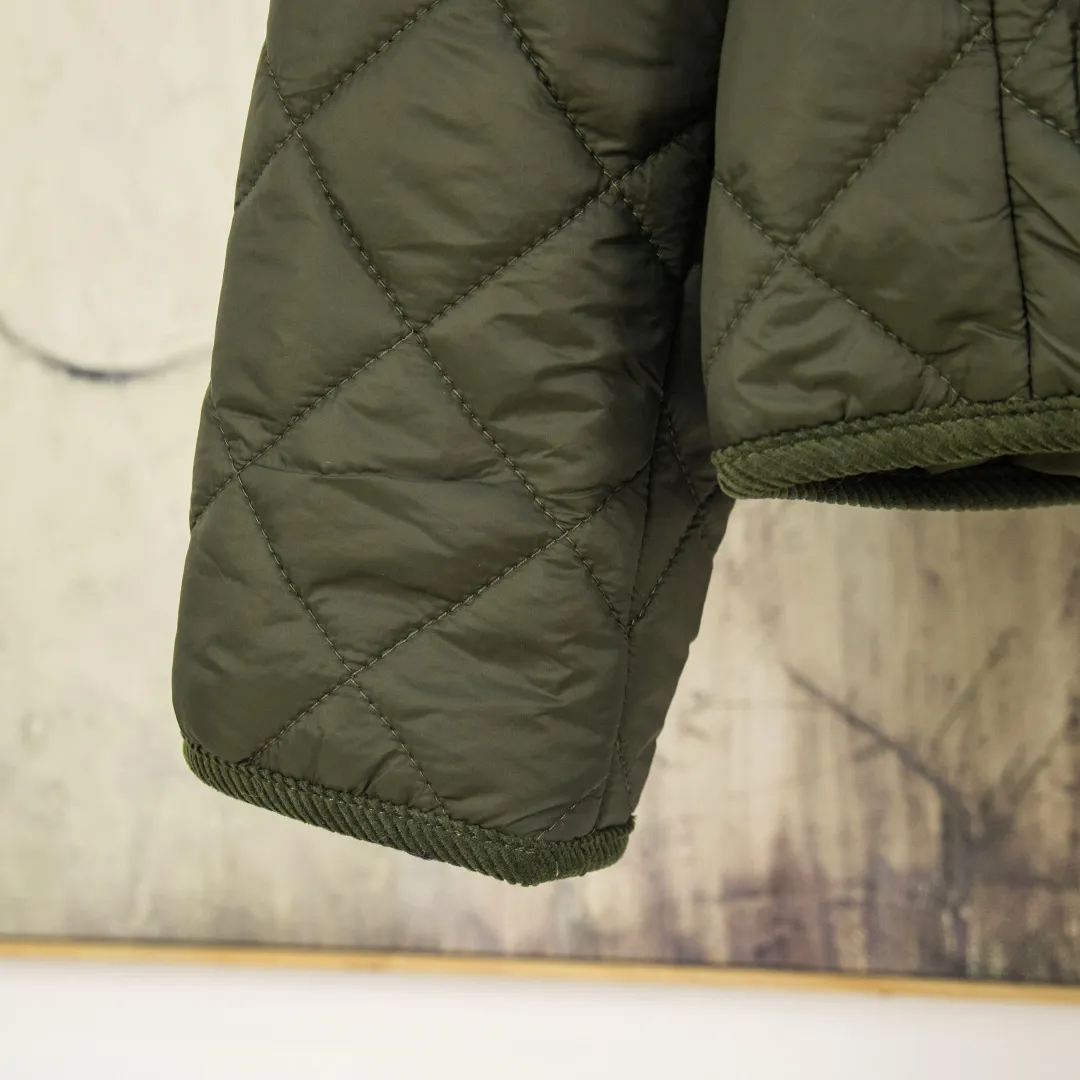 P390 zp version [Exclusive supply] Ralph Lauren/Ralph Lauren 2025aw autumn and winter popular items diamond-shaped quilted embroidered corduroy strips imitation feather jacket jacket Correct three-pocket version Slight waist design Free matching neckline ✅ Facial filling imitation feather cotton Three-in-one diamond-shaped quilted embroidery Soft and comfortable ✅ Customized double-circle brand hardware buckle back waist freely adjustable elastic design ✅ RL three-color diamond plaid cotton jacket 100% restoration Corduroy strips running through the whole body, no knots and overlaps, artificial curling, fine workmanship, highly recommended, a rare cotton jacket that does not look bloated, can be worn as an inner layer in the north, can be worn with multiple necklines, elastic waistline on the back, freely adjustable waist, matte memory technology on the face, with a cotton feel, not to be missed, highly recommended, color: black, white, gray green, khaki, navy, size: S M L XL, number: WW10947